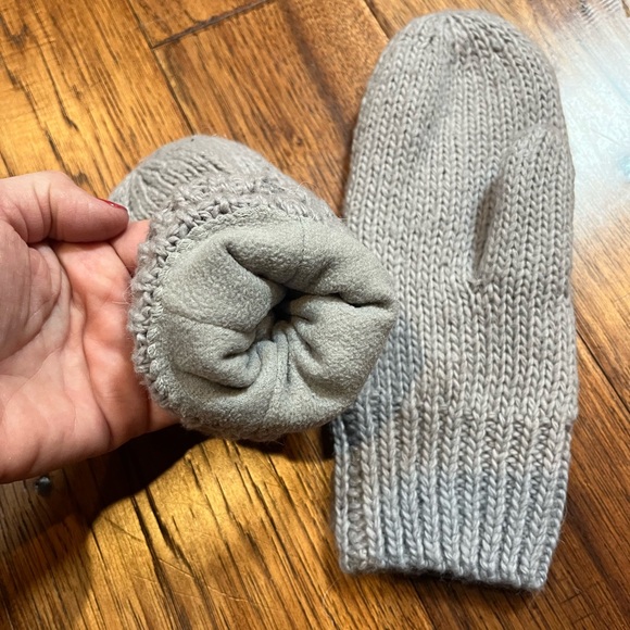 The North Face Gray Knit Pom Beanie and Mittens fleece lined Set - Picture 7 of 7